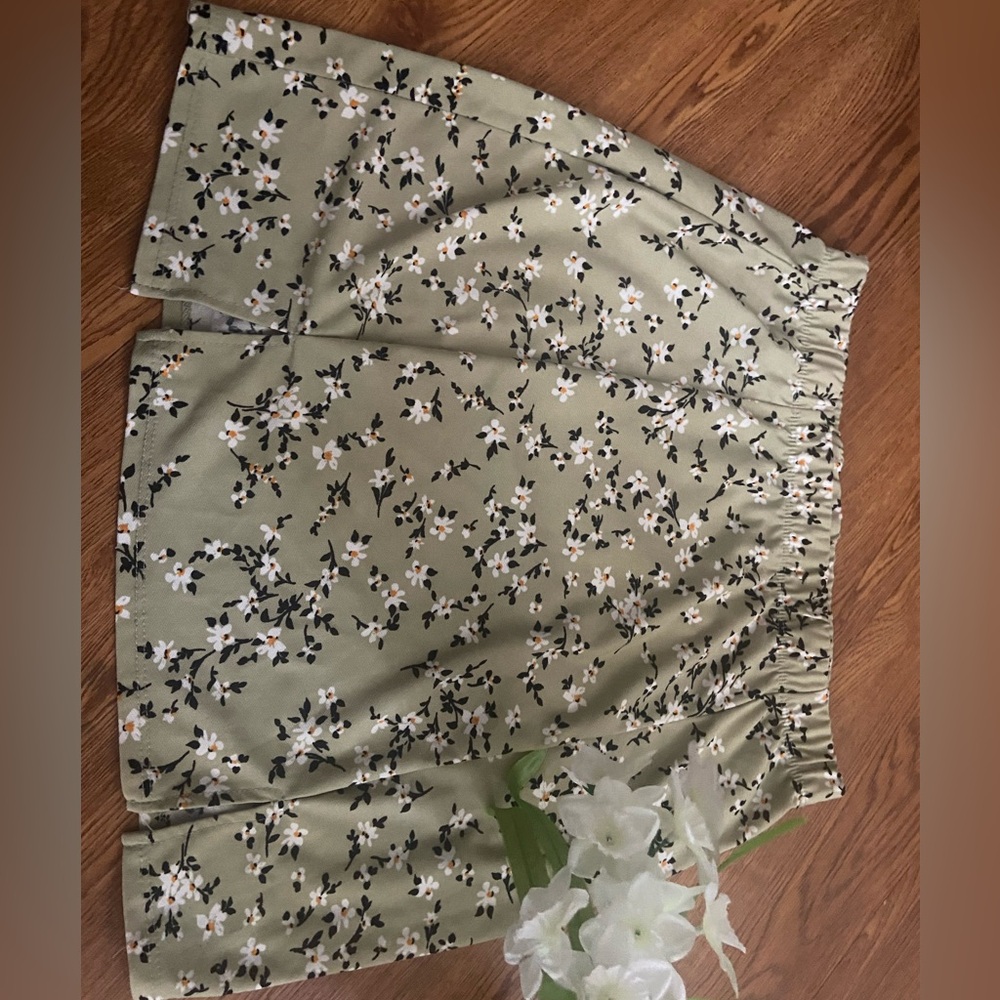 Green white floral mini skirt
